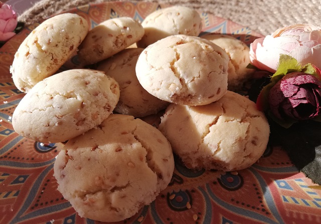 Bayatlamayan Susamlı Kurabiye Tarifi