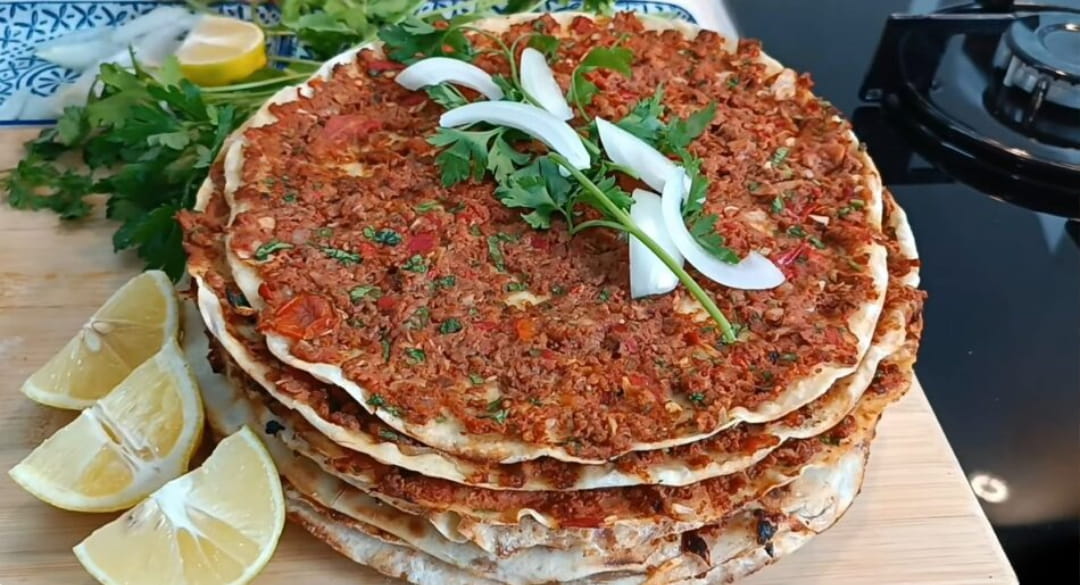 Ev Yapımı Tavada Çıtır Lahmacun Tarifi